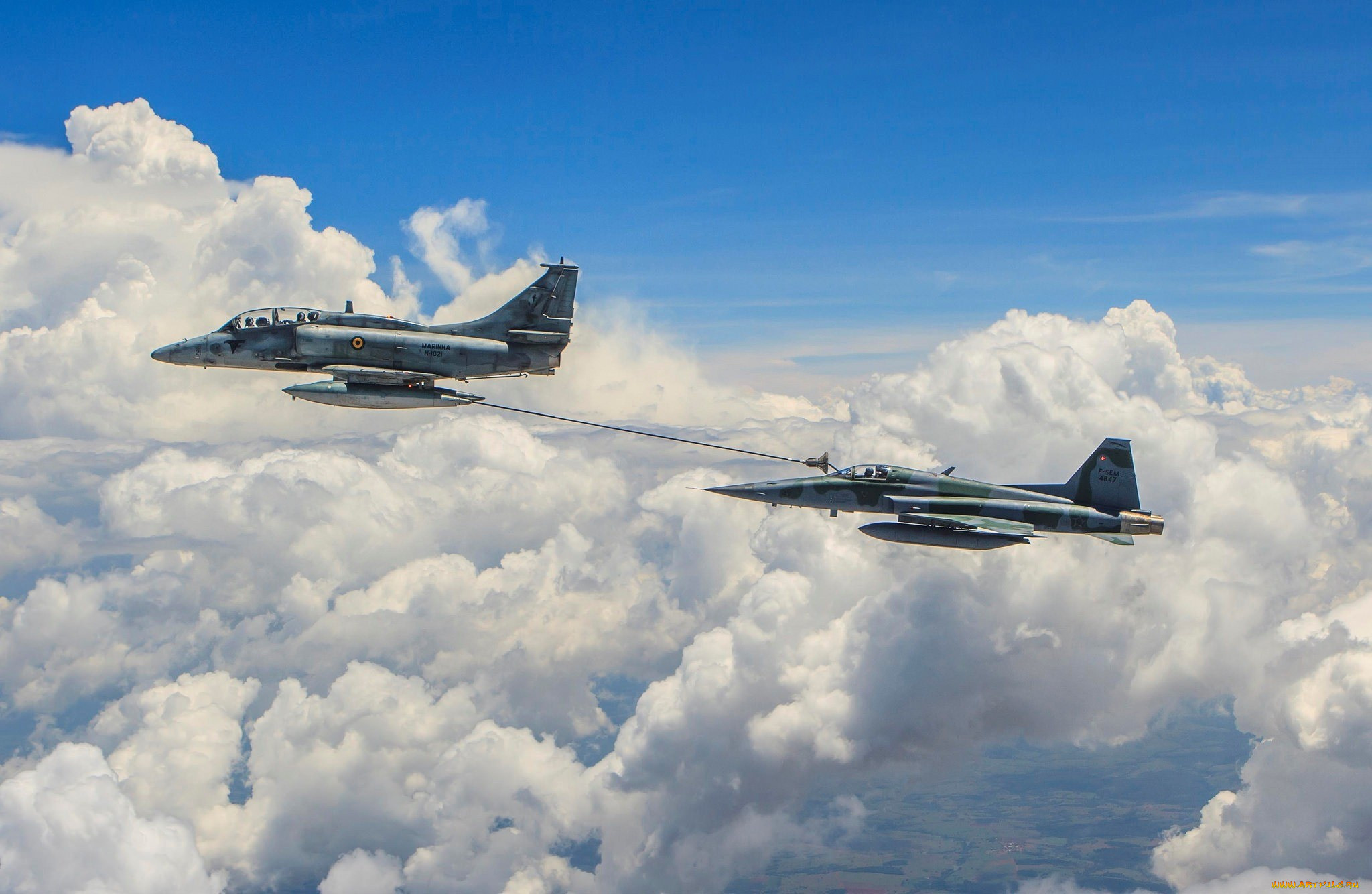 Что такое авиация. Военные самолеты в небе. Самолет военный в небе далеко. ВВС самолеты облака небо. Военный самолет над облаками.